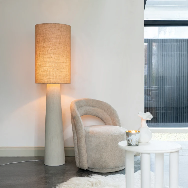 Lampadaire en jute et fibre de verre
