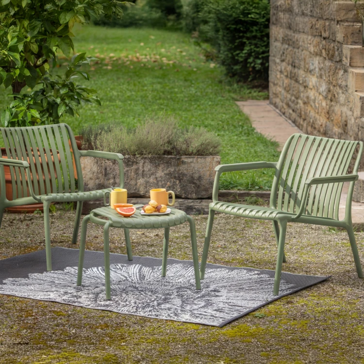 Table basse et repose-pieds de jardin
