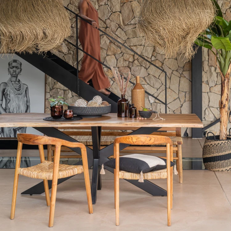 Silla de madera de teca y asiento de mimbre trenzado