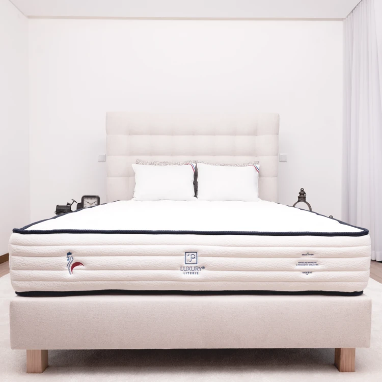 Polsterbettgestell aus Massivholz in Beige mit Füßen