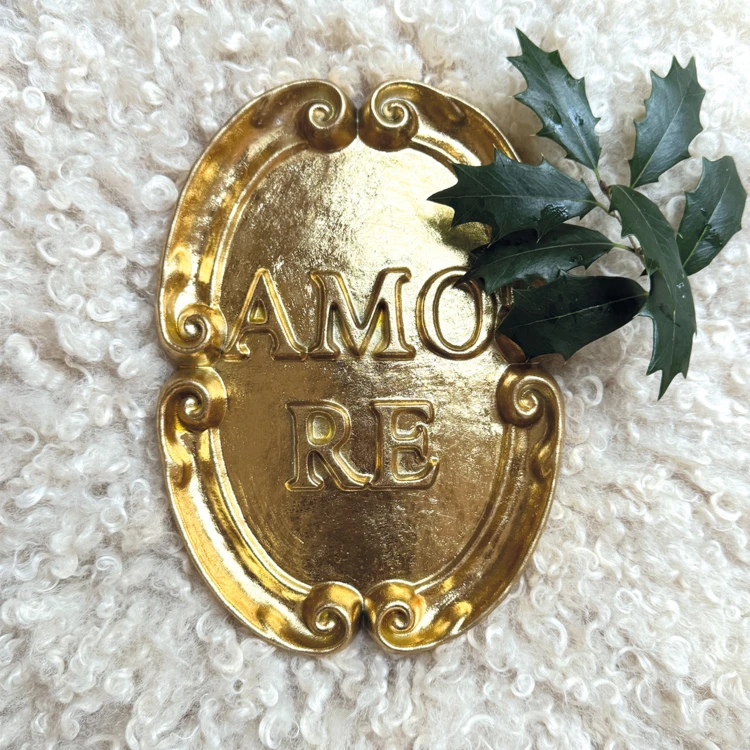 Decoración mural barroca de poliresina con inscripción