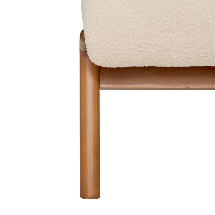 Sillón bajo de tela bouclé con base de madera