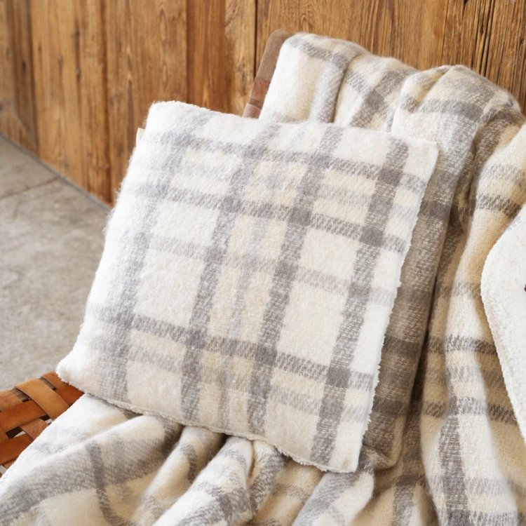 Coussin à carreaux effet mohair avec dos sherpa