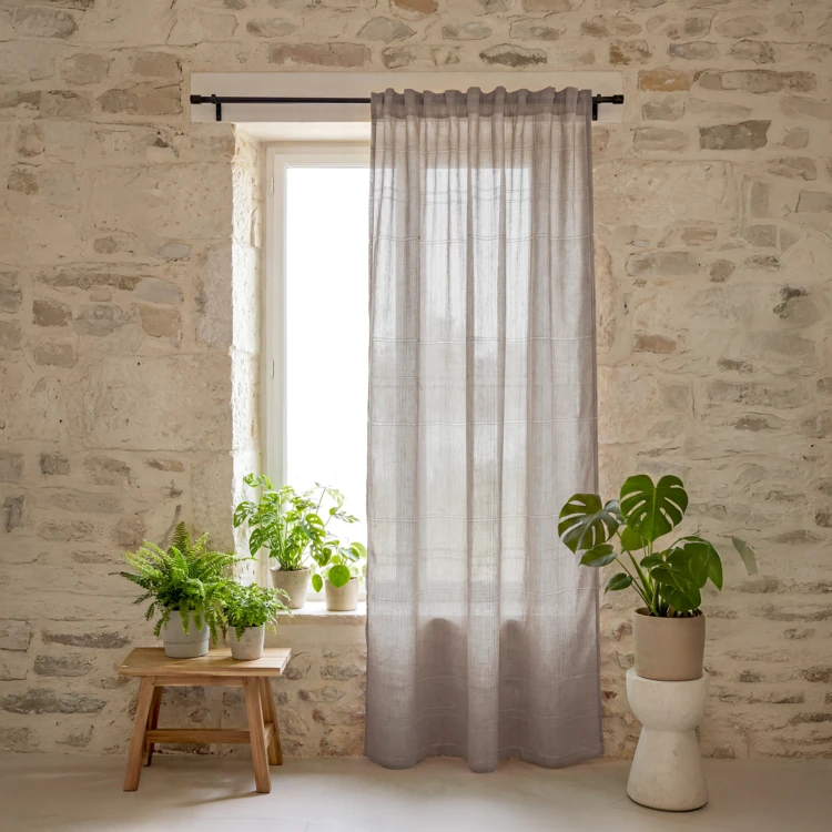 Tenda filtrante con strisce traforate