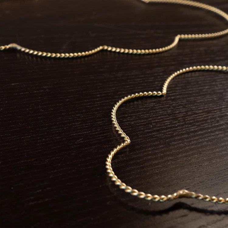 Déco murale nuage fil laiton torsadé