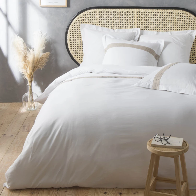 Juego de cama elegante con un ribete de lino beige