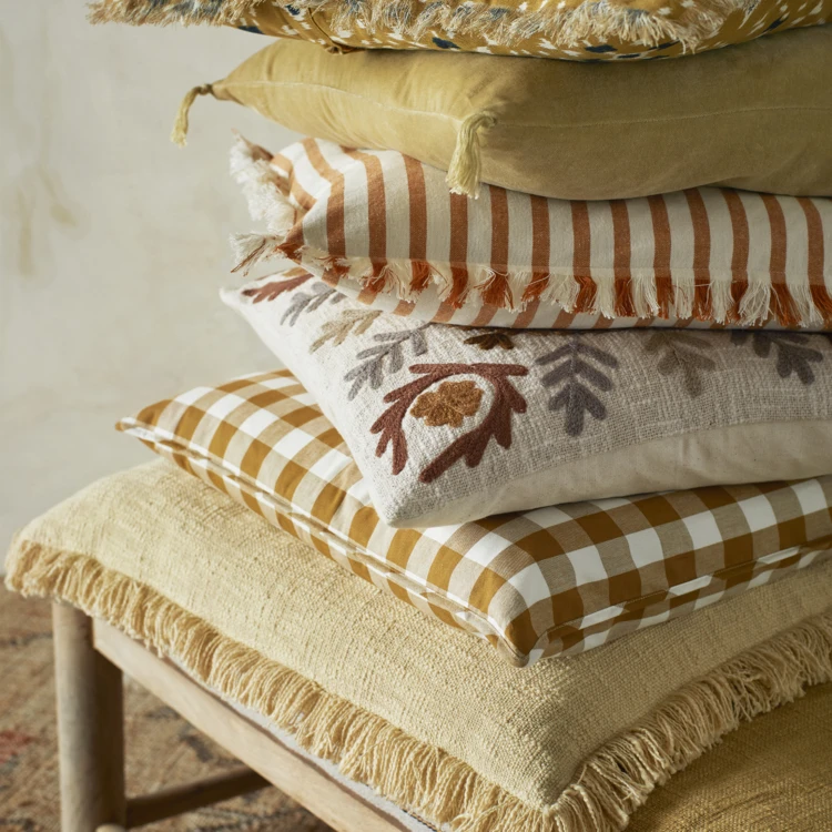 Housse de coussin en coton brodé à motifs floraux