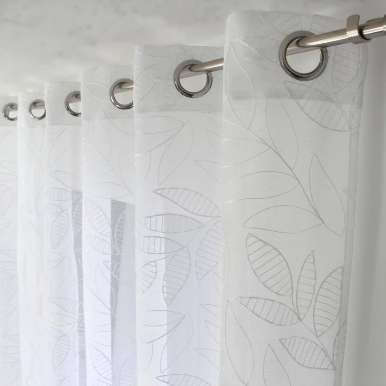 Voilage brodé motif feuillage
