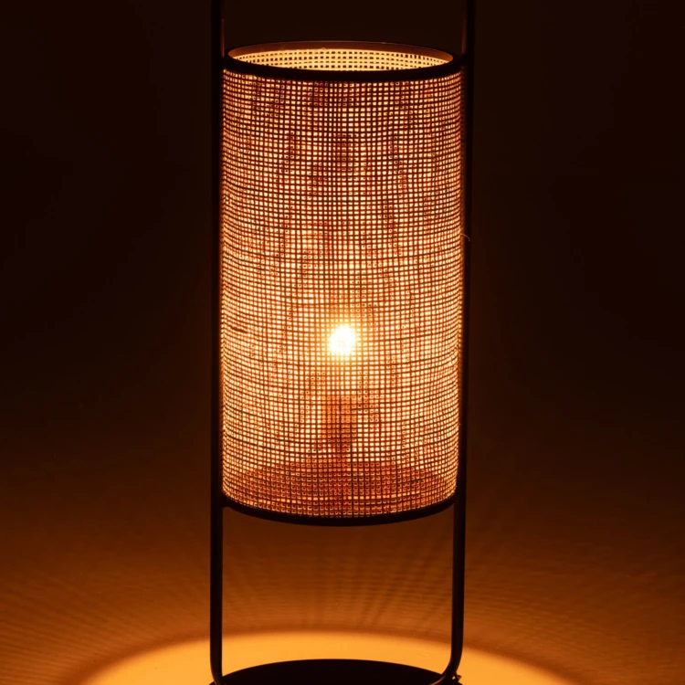 Lampe sur pied en métal et rotin