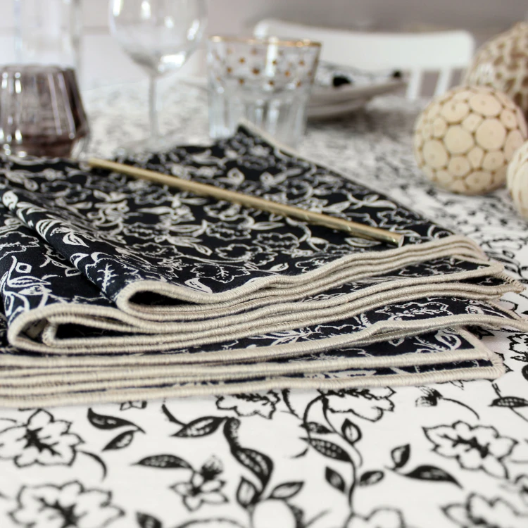 Lot de 4 serviettes de table motif fleuri
