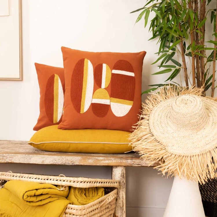 Coussin brodé motif galets de plage