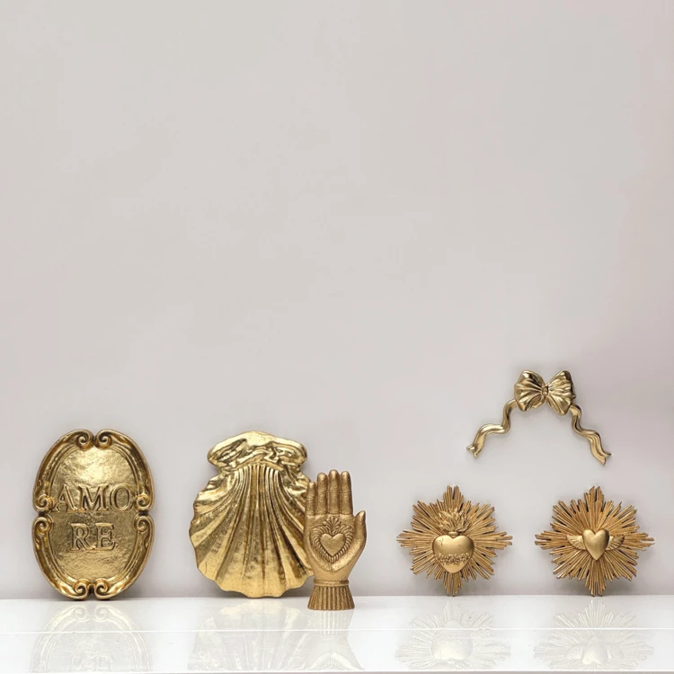 Wanddekoration in Form einer Muschel mit geschnitztem Relief