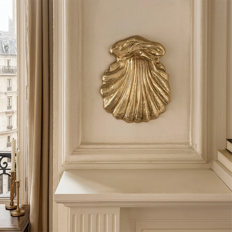 Wanddekoration in Form einer Muschel mit geschnitztem Relief