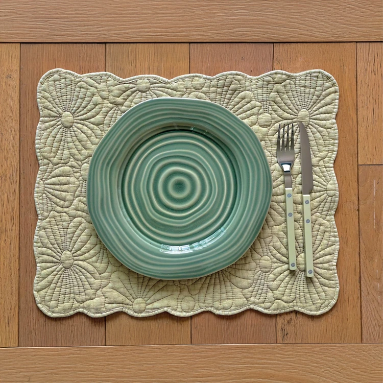 Set de mesa rectangular acolchado con motivo de flores bordado