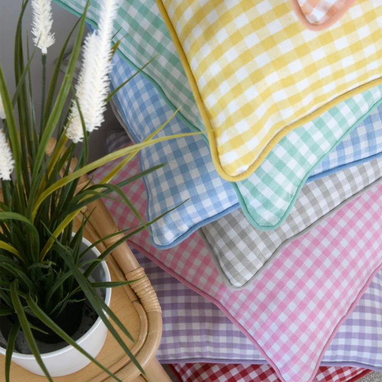 Coussin décoratif motif vichy en polycoton