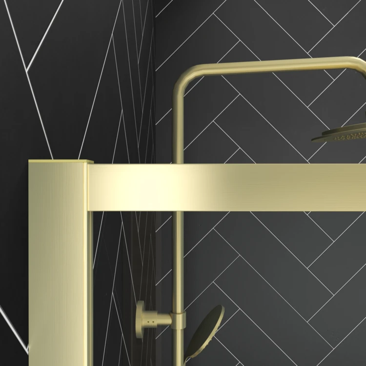 Paroi de douche à l’italienne avec étagère et porte-serviette