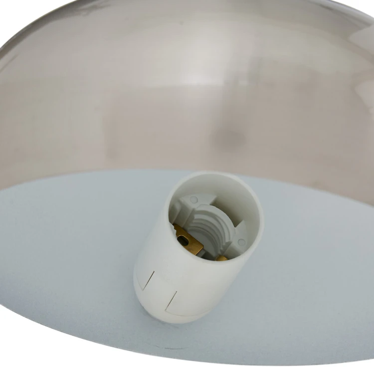 Lampada da tavolo in metallo con paralume arrotondato