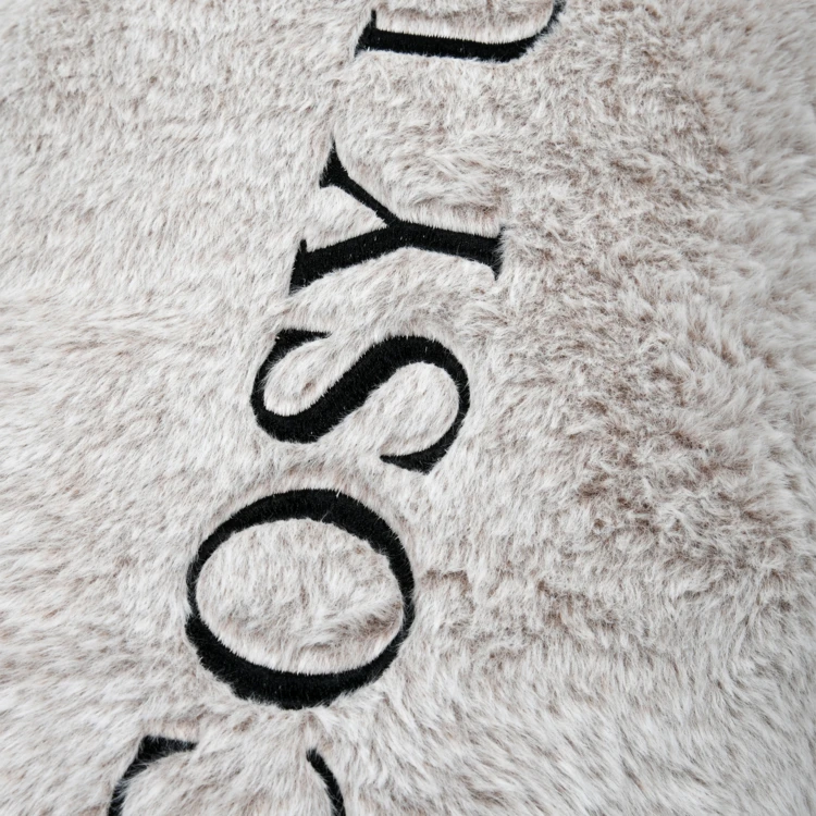 Coussin décoratif toucher fourrure avec message brodé "Cosy up"