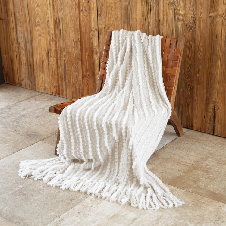 Plaid en chenille texturée avec franges
