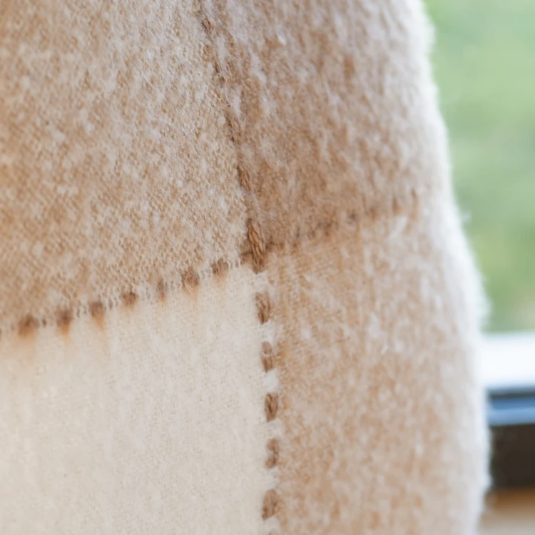 Housse de coussin à carreaux aspect mohair