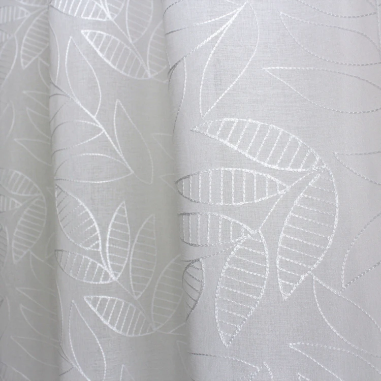Voilage brodé motif feuillage