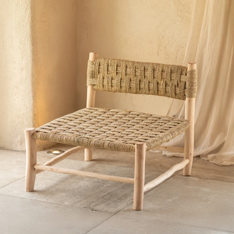 Sillón bajo de madera y fibra trenzada
