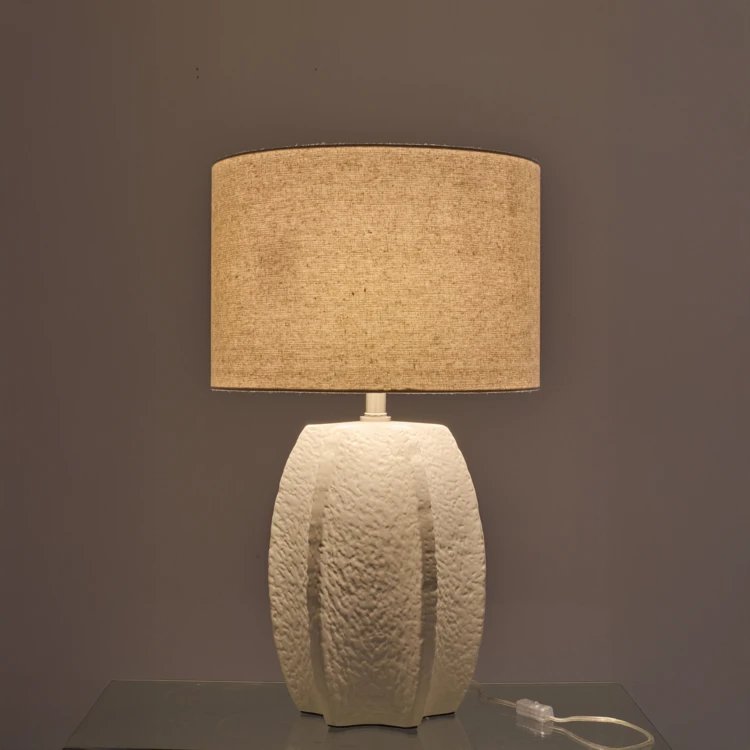 Lampe à poser en poterie avec pied sculpté