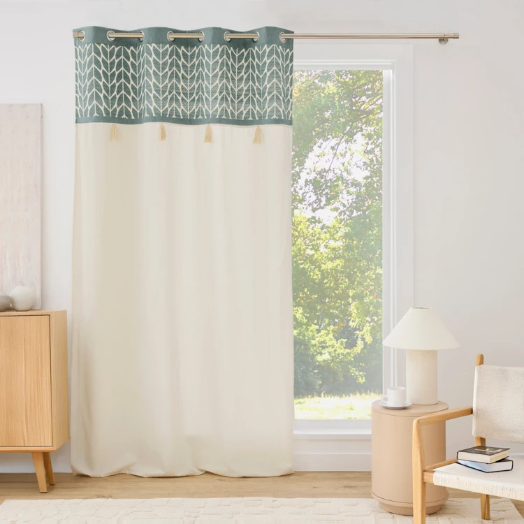 Rideau tamisant à œillets en polycoton jacquard avec pompons