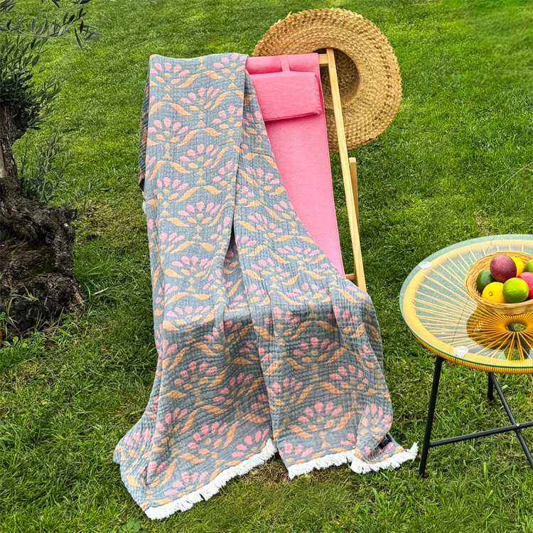 Plaid en gaze de coton lavée à motif végétal