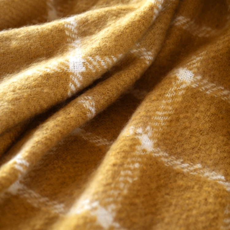 Geruite plaid met mohair-look en franjes