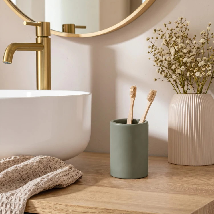 Badezimmerbecher aus Polyresin in schlichtem Design