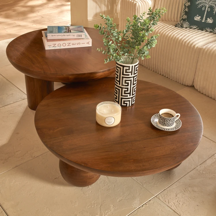 Mesa de centro redonda de madera maciza con patas redondeadas