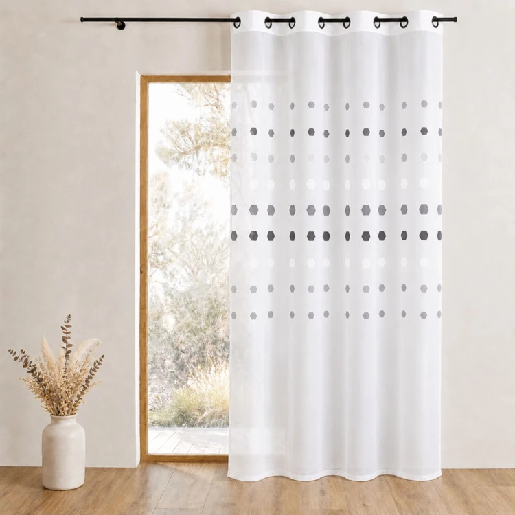 Cortina de organza con lunares geométricos