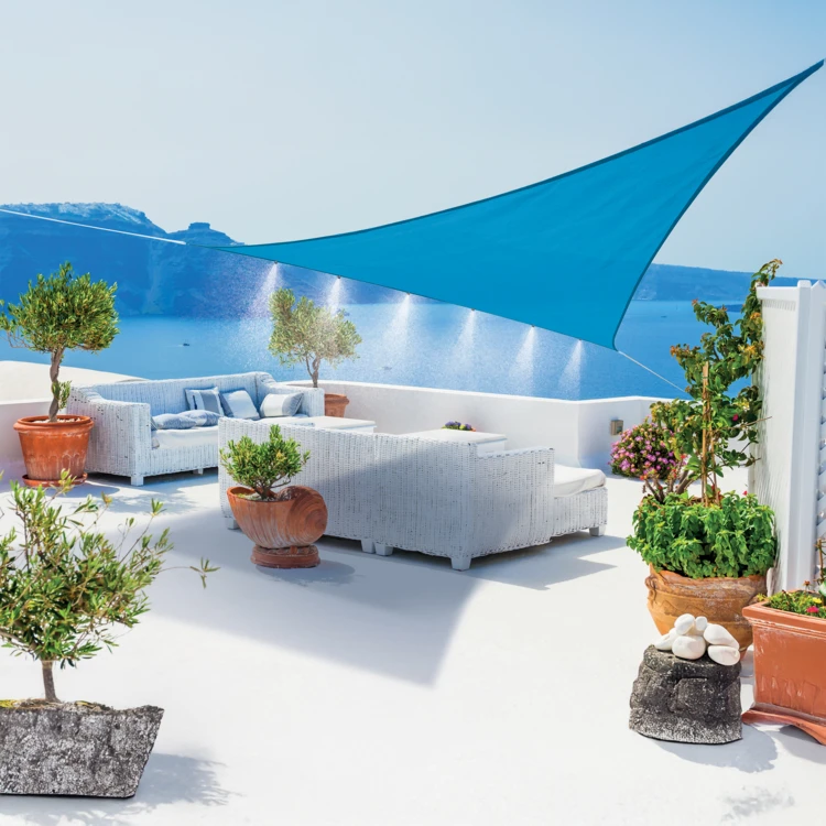 Vela de sombra triangular con sistema de nebulización integrado