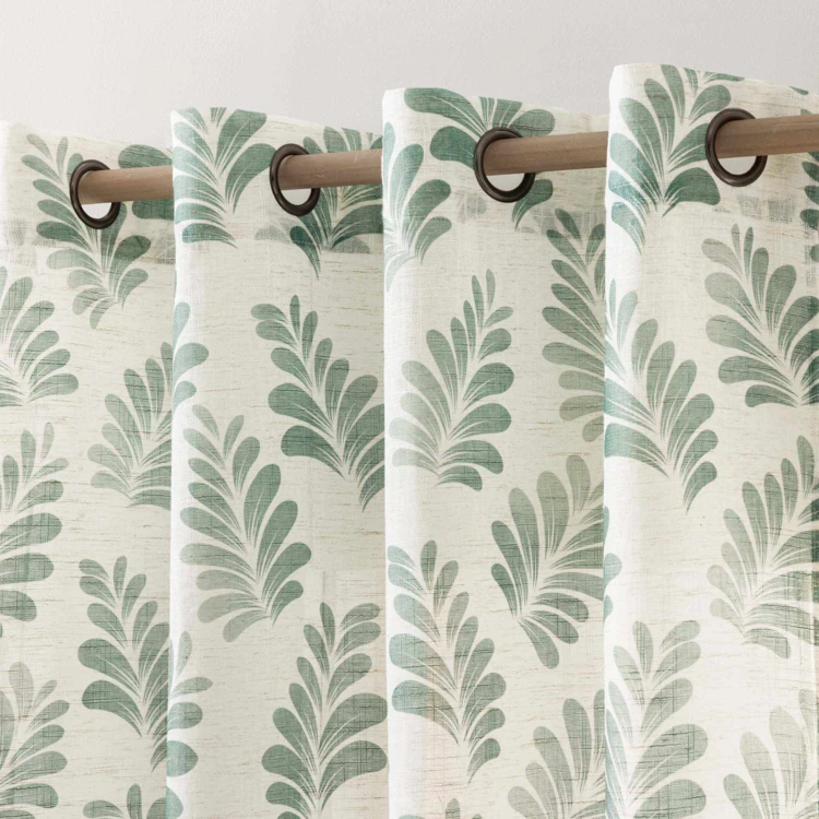 Cortina com ilhós em polilina estampada com plantas e ecrã