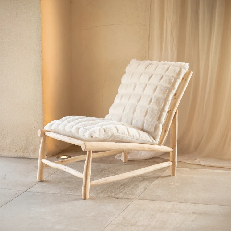 Sillón lounge de madera clara de laurel