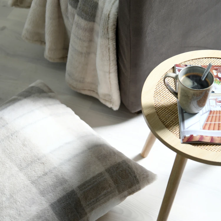 Coussin à carreaux écossais en fausse fourrure