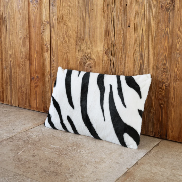 Gefülltes Kissen mit Zebra-Muster und Rückseite aus Samt