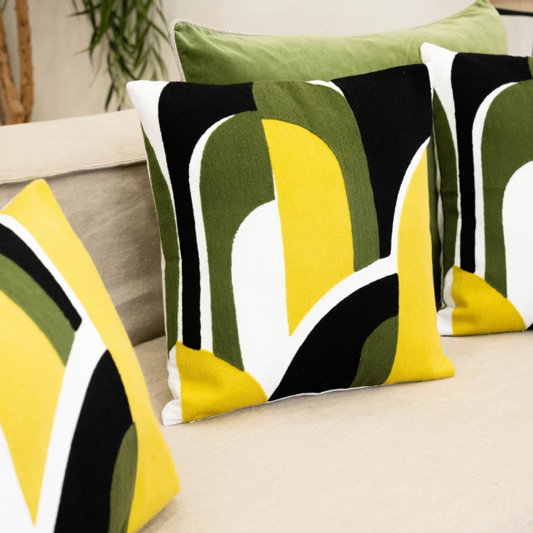 Coussin brodé en relief motif abstrait