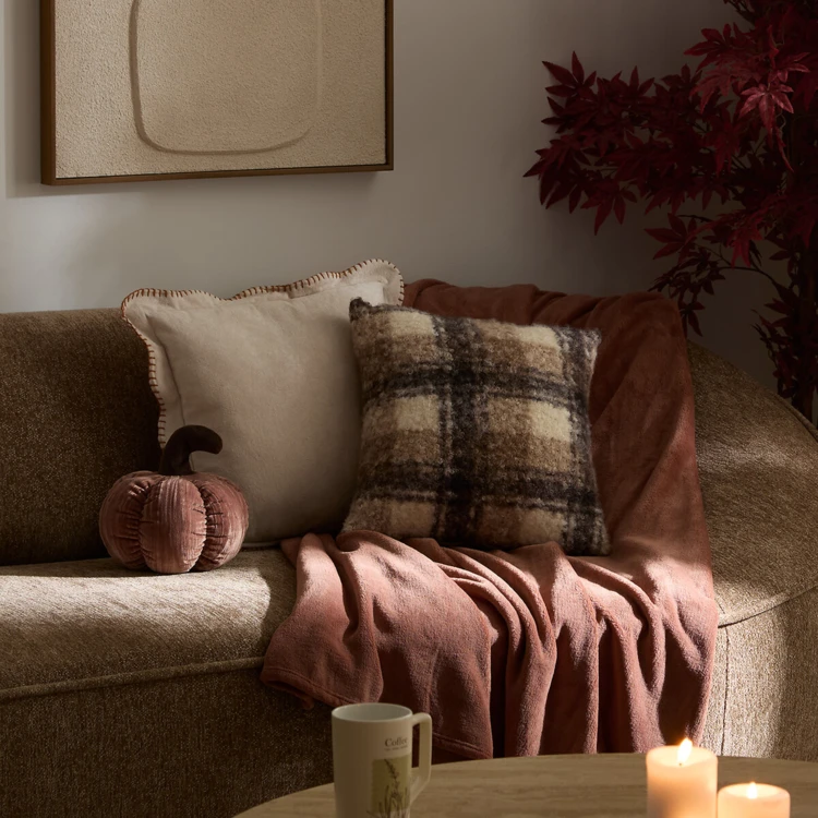 Almofada decorativa com capa removível e borda ondulada
