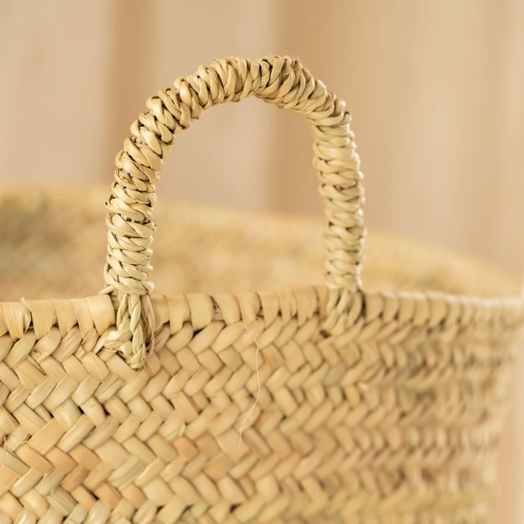 Grand panier en feuilles de palmier avec anse