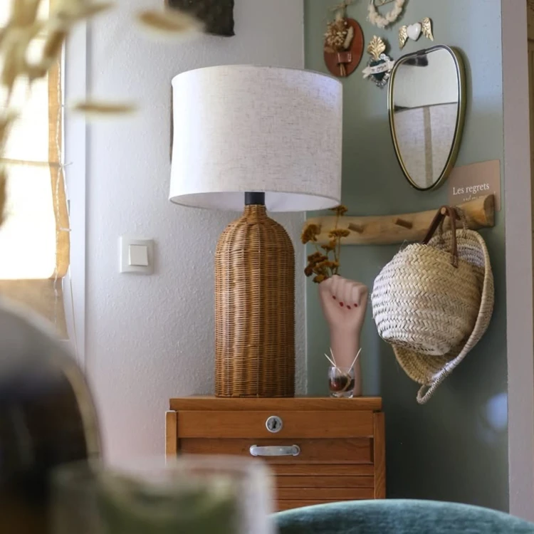 Lampe à poser en métal avec pied cylindrique ajouré