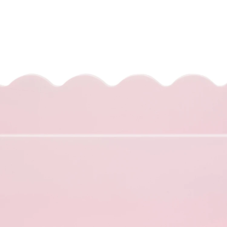 Bibliothèque enfant en bois rose avec étagères