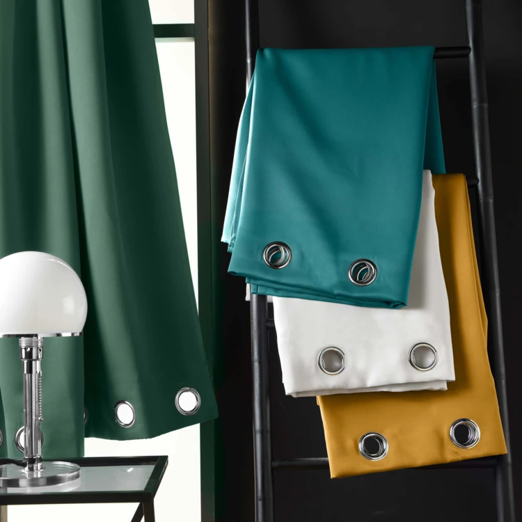 Rideau occultant uni à oeillets