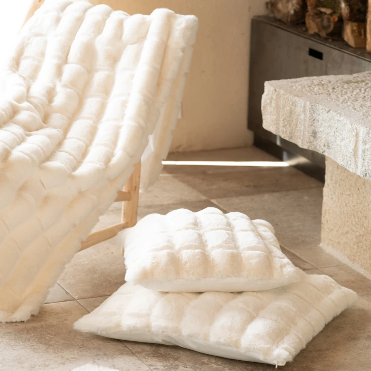Housse de coussin fausse fourrure effet 3D