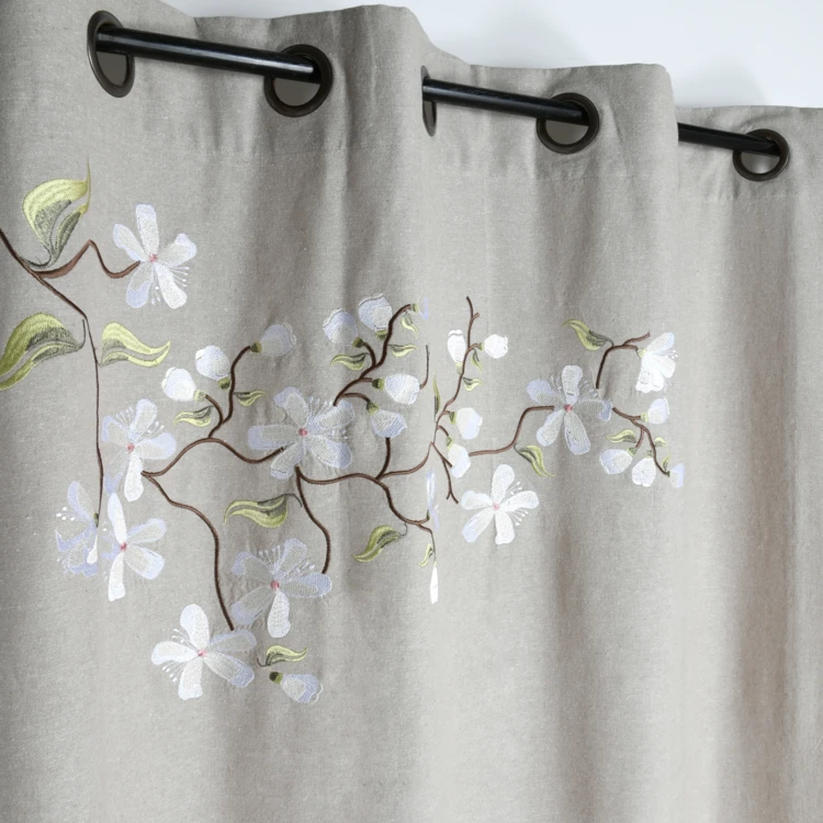 Cortina estampada con flores y árbol primaveral