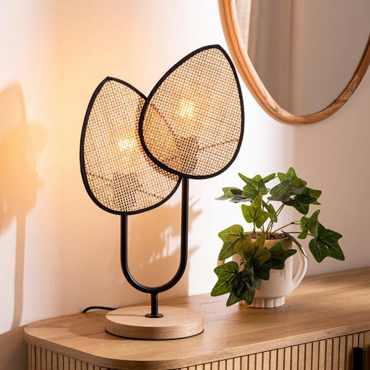 Lampe en forme de feuilles en rotin