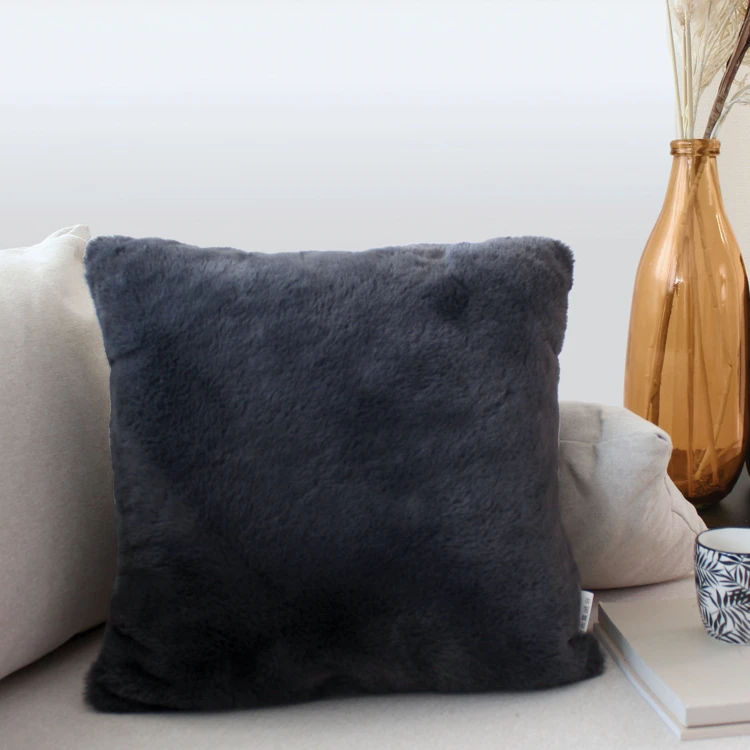 Coussin décoratif effet fourrure toucher ultra doux