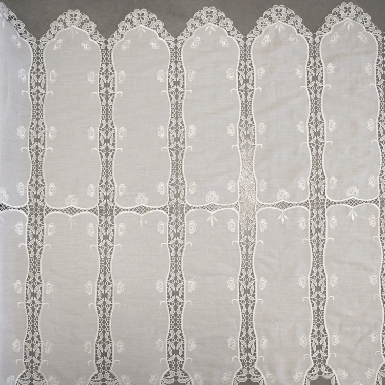 Brise-bise ajouré avec macramé fleuri