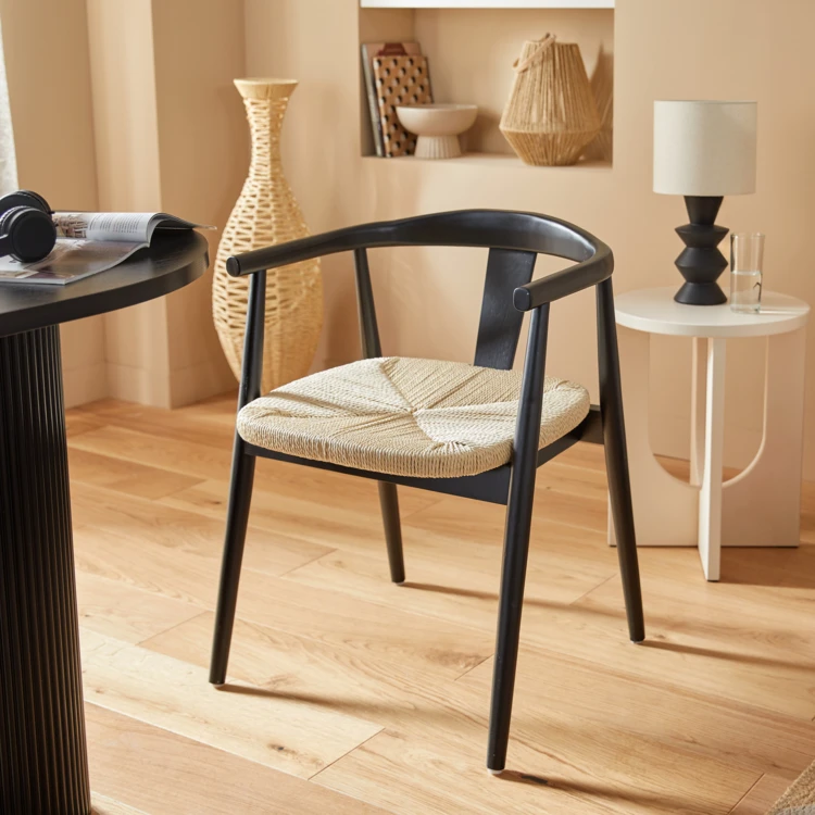 Silla de madera maciza con asiento trenzado